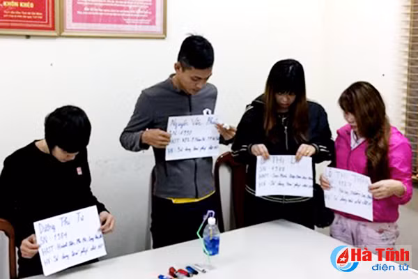 3 nu 1 nam ru nhau dap da trong phong tro