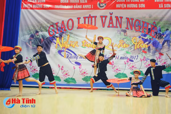 dac sac dem giao luu van nghe nghia tinh quan dan