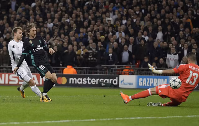 lan dau danh bai real tottenham hien ngang tien vao vong knock out