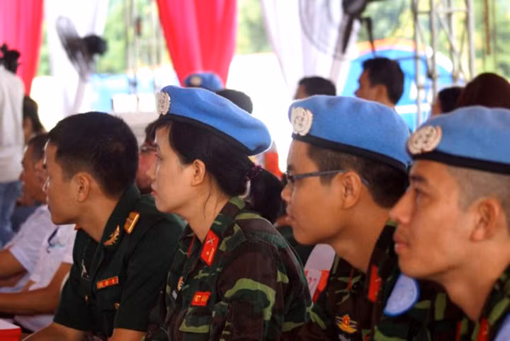 chan dung nu sy quan viet nam dau tien tham gia gin giu hoa binh lhq