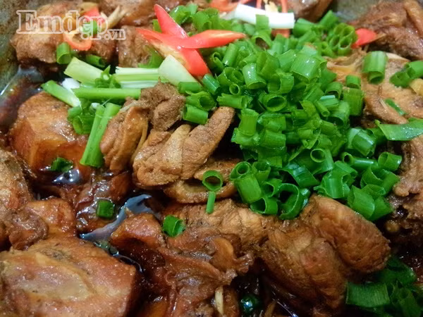 danh bay noi com voi mon thit ga kho to cay thom vi sa ot