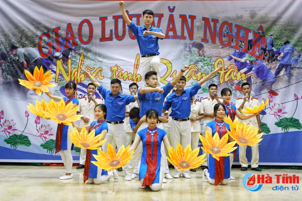 dac sac dem giao luu van nghe nghia tinh quan dan