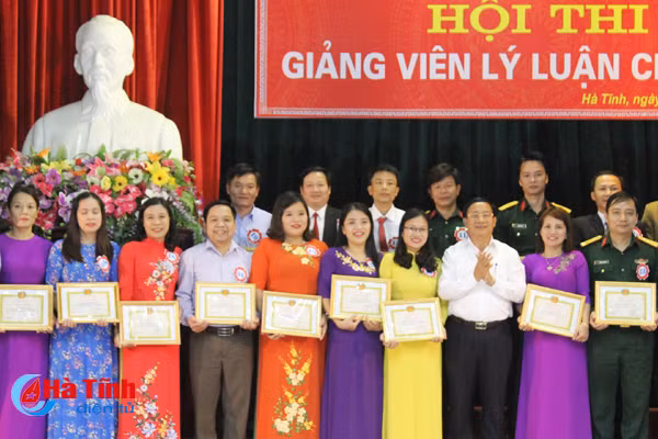 bi thu tinh uy trao chung nhan giang vien ly luan chinh tri gioi cho 25 thi sinh
