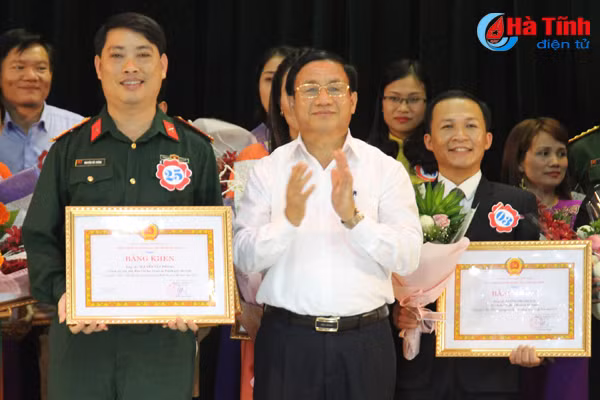 bi thu tinh uy trao chung nhan giang vien ly luan chinh tri gioi cho 25 thi sinh
