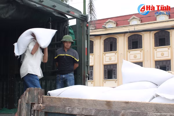 ha tinh phan bo hon 2 525 tan gao cho ho dan anh huong bao so 10