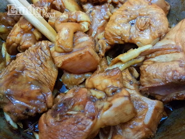 danh bay noi com voi mon thit ga kho to cay thom vi sa ot