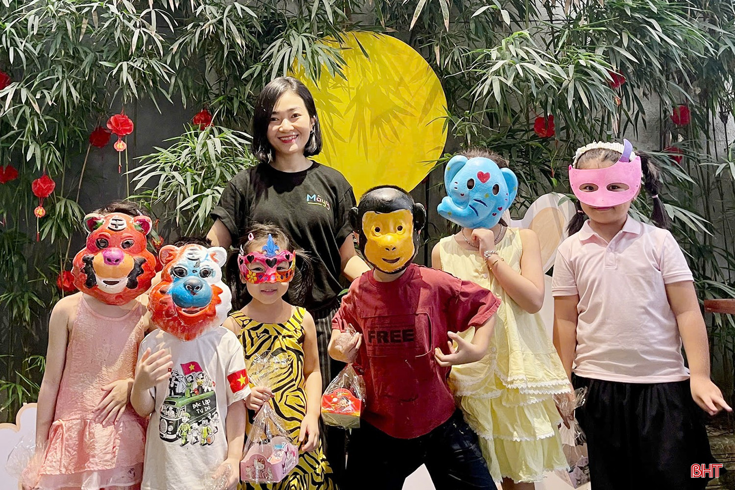 bqbht_br_niem-vui-cua-cac-em-nho-khi-tu-tay-hoan-thanh-nhung-chiec-mat-na-giay-boi.jpg