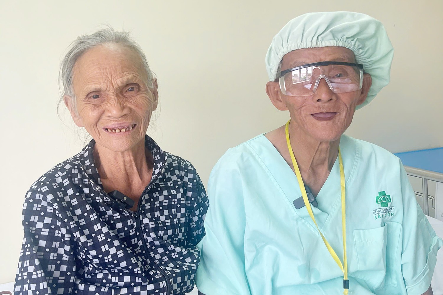 Nụ cười của vợ chồng Ông Ngoạn sau ca phẫu thuật. Ảnh: Bệnh viện Đa khoa Sài Gòn Hà Tĩnh.
