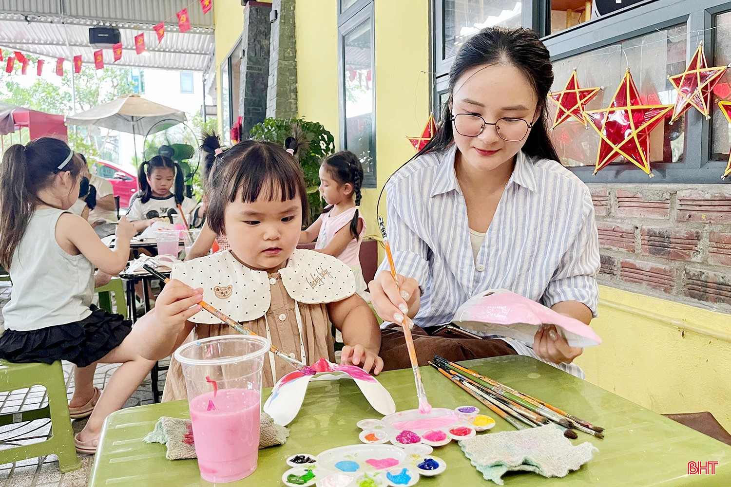 bqbht_br_hoat-dong-cung-me-ve-trang-tri-mat-na-giay-boi-giup-cac-em-nho-biet-them-ve-mon-do-choi-truyen-thong-dip-trung-thu.jpg