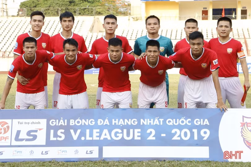 Hồng Lĩnh Hà Tĩnh chạm tay tấm vé lên hạng V.League!