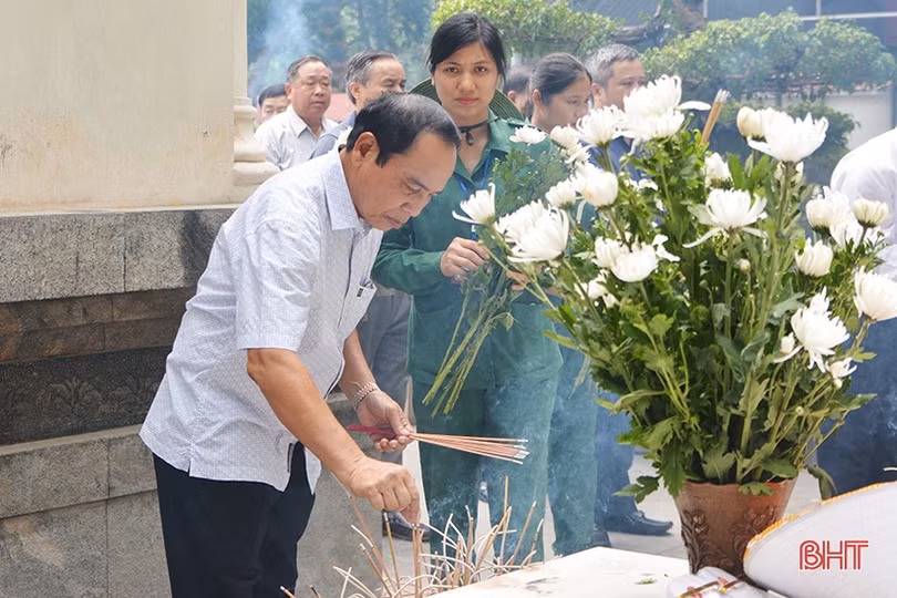 Phó Thủ tướng Chính phủ Lào dâng hương Khu lưu niệm Nguyễn Du và Ngã ba Đồng Lộc