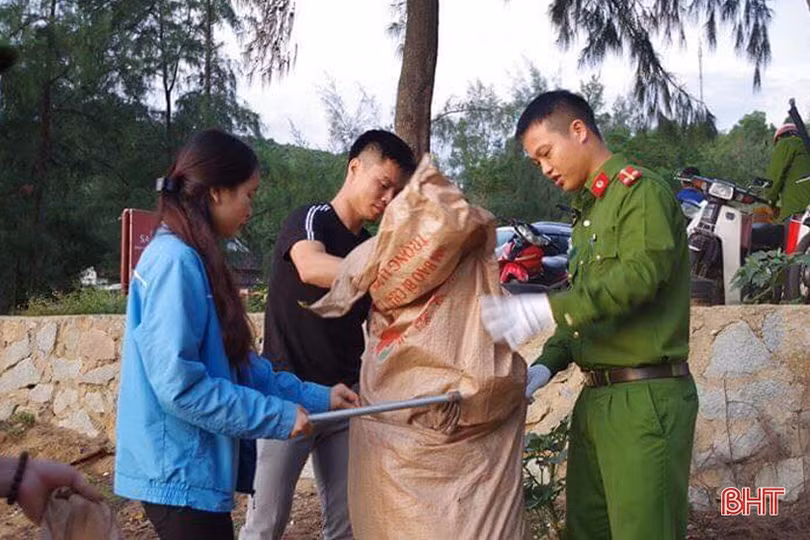 Nhóm bạn trẻ TP Hà Tĩnh “giải cứu” bãi biển Quỳnh Viên khỏi rác thải