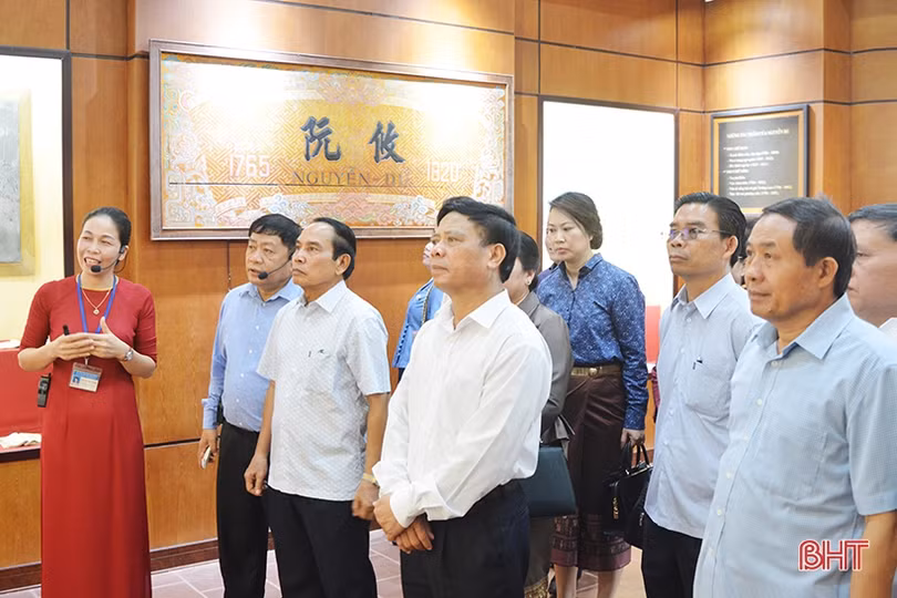 Phó Thủ tướng Chính phủ Lào dâng hương Khu lưu niệm Nguyễn Du và Ngã ba Đồng Lộc
