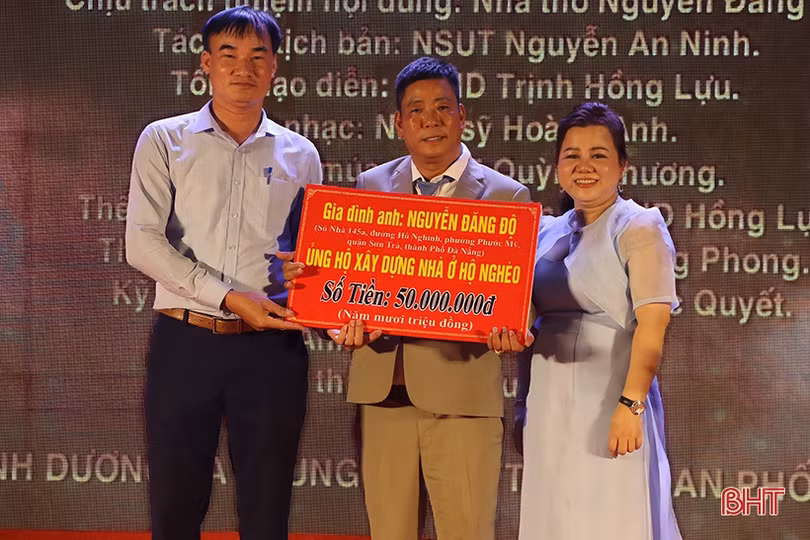 Doanh nhân quê Hà Tĩnh trao 200 triệu đồng cho hộ nghèo, học sinh khó khăn
