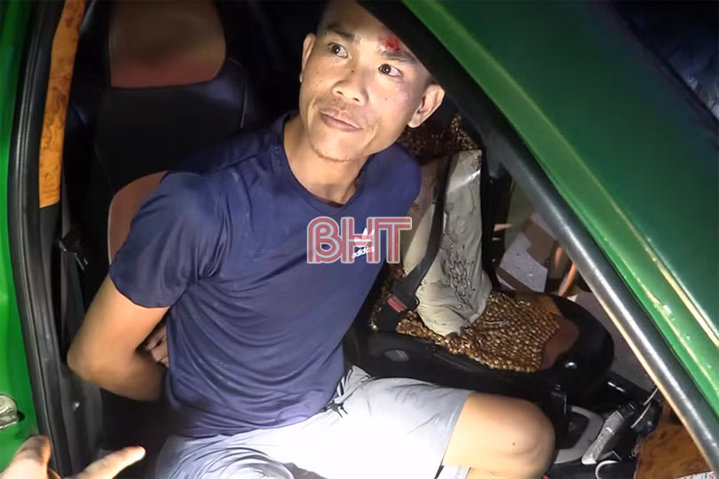 Hà Tĩnh: Bắt đối tượng thuê taxi vận chuyển 10kg ma túy đá