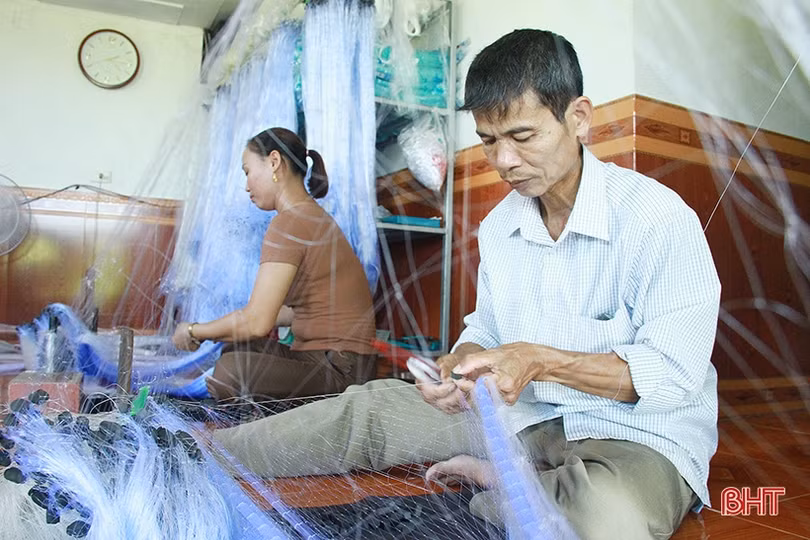 Tổ hợp tác sản xuất lưới cá ở Nghi Xuân tạo việc làm cho nhiều hoàn cảnh khó khăn