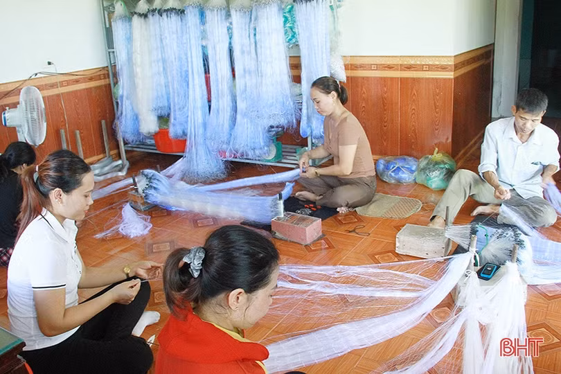 Tổ hợp tác sản xuất lưới cá ở Nghi Xuân tạo việc làm cho nhiều hoàn cảnh khó khăn