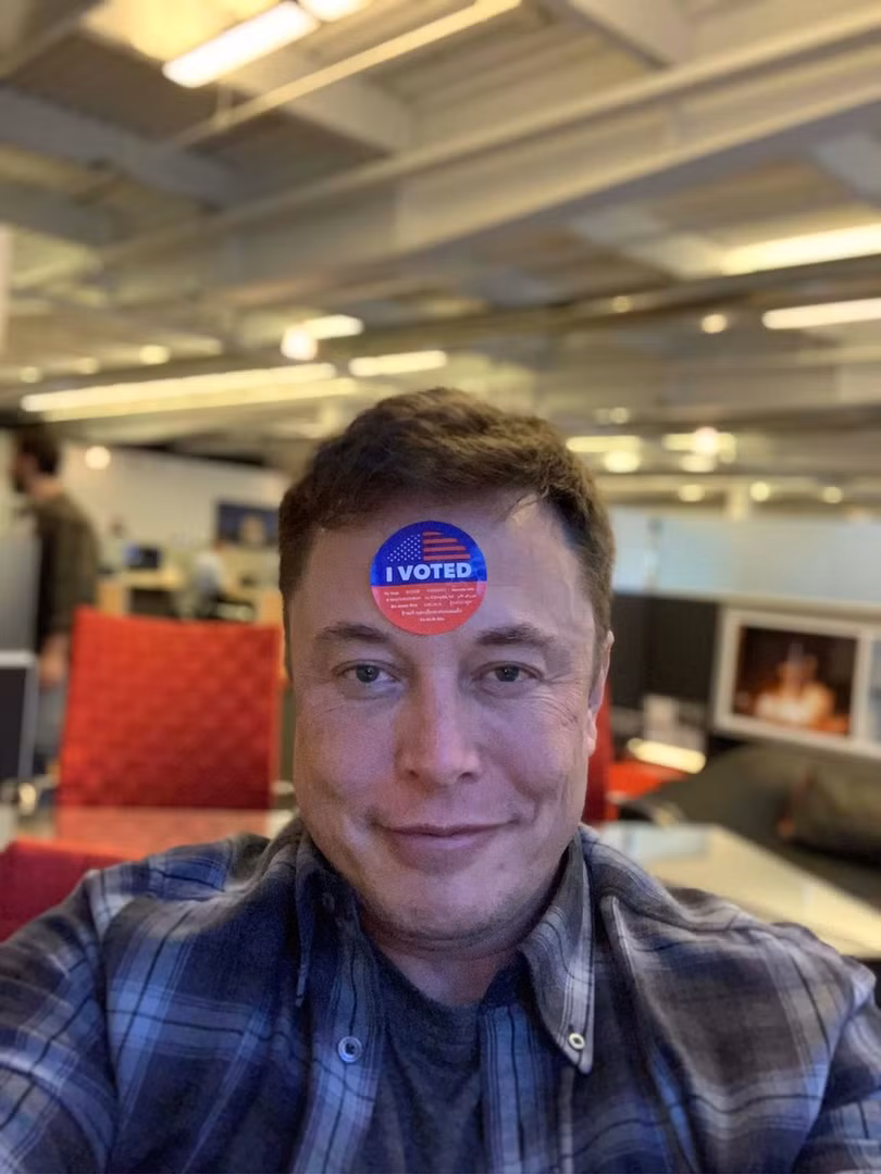 Elon Musk bị nghiện chụp selfie