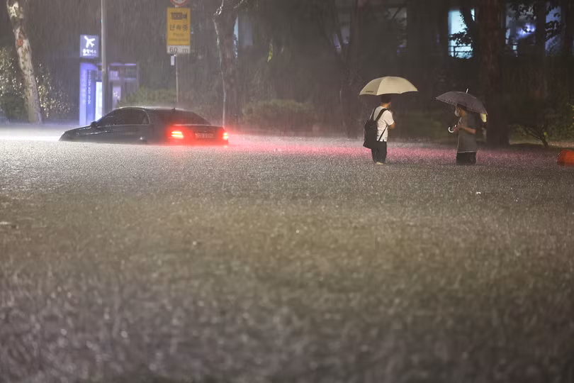 Mưa lũ lớn nhất 80 năm nhấn chìm Seoul