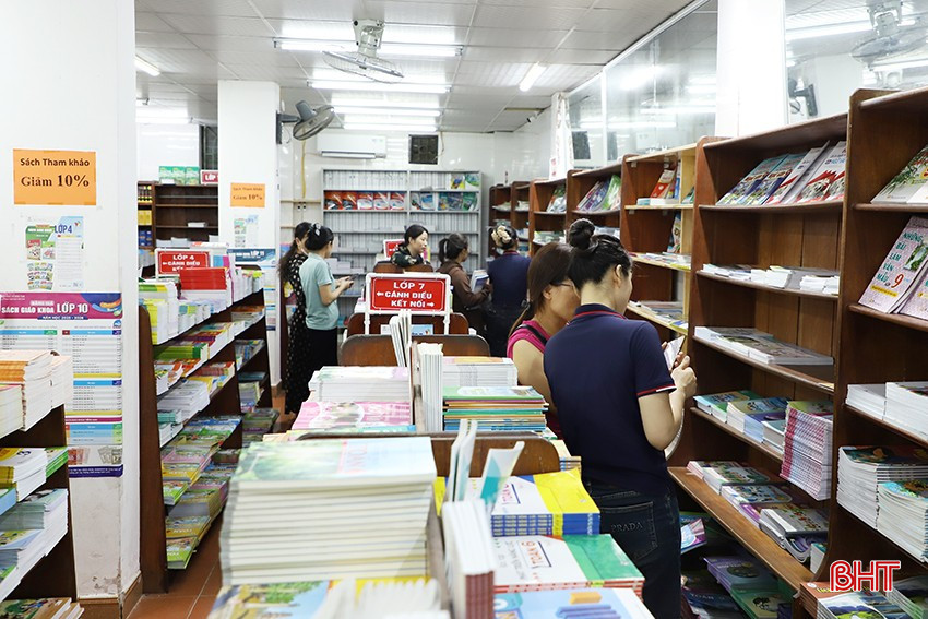 Để thuận tiện cho phụ huynh và các em học sinh tìm kiếm, chọn lựa sản phẩm, các cửa hàng, nhà sách đã bố trí các gian hàng theo khu vực, sách giáo khoa được sắp xếp theo khối lớp khác nhau.