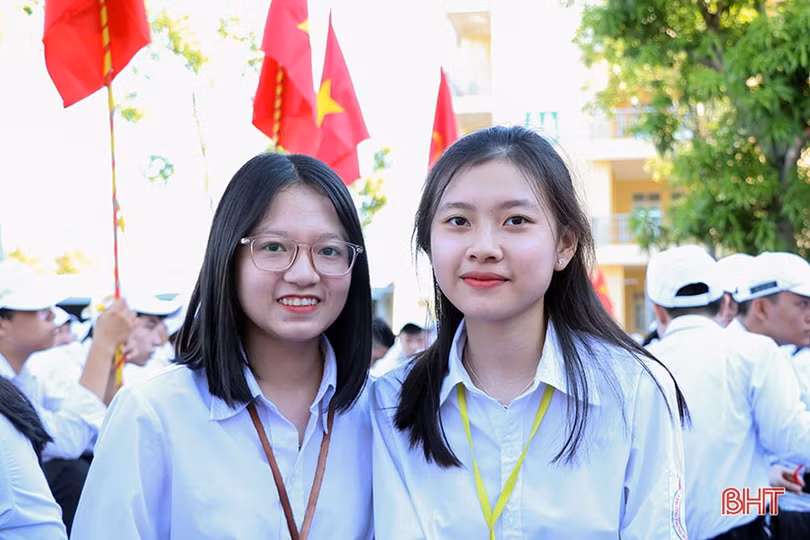 Nữ sinh Trường THPT Chuyên Hà Tĩnh rạng rỡ, duyên dáng ngày khai trường