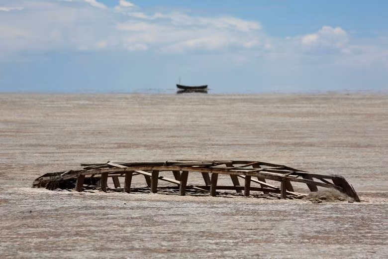 Hồ lớn thứ hai ở Bolivia cạn trơ đáy, ngư dân bản địa chật vật mưu sinh