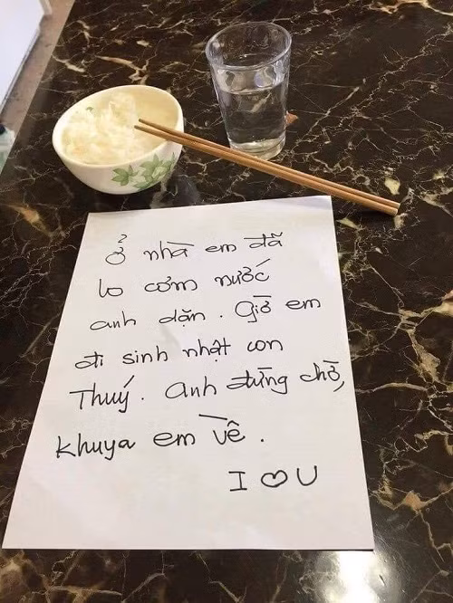Hai bố con “lên đồ” đi đổ rác