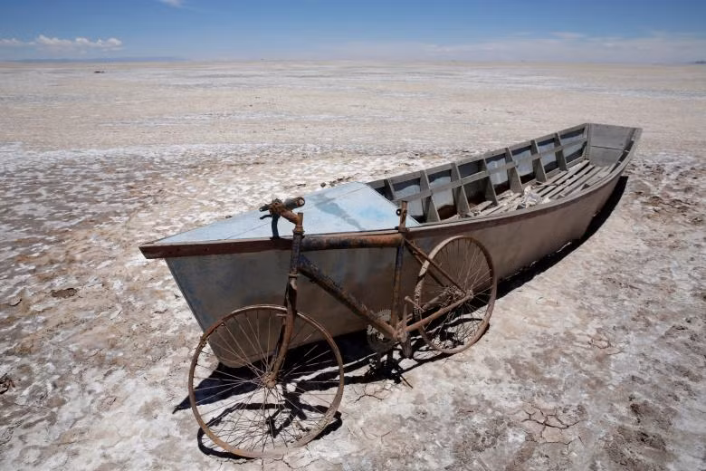Hồ lớn thứ hai ở Bolivia cạn trơ đáy, ngư dân bản địa chật vật mưu sinh