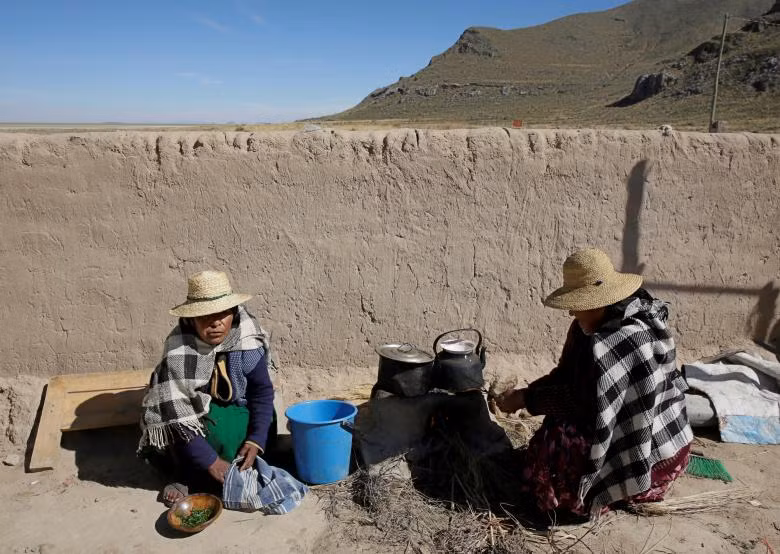 Hồ lớn thứ hai ở Bolivia cạn trơ đáy, ngư dân bản địa chật vật mưu sinh