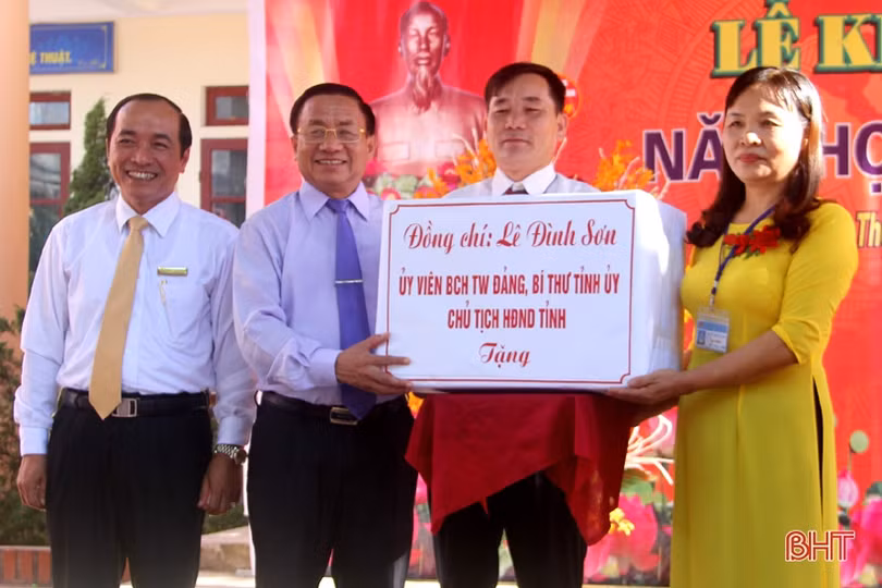 Lãnh đạo Hà Tĩnh dự lễ khai giảng năm học 2018-2019 tại các trường