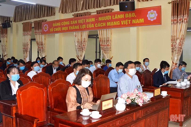 Sở GD&ĐT Hà Tĩnh đón nhận cờ dẫn đầu phong trào thi đua “Đổi mới, sáng tạo trong dạy và học”