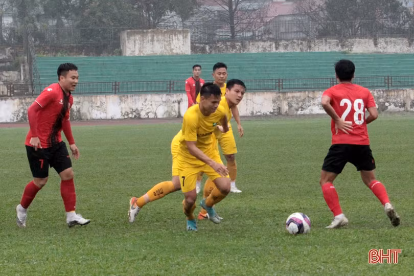 Hồng Lĩnh Hà Tĩnh hòa Sông Lam Nghệ An trong trận giao hữu trên sân Vinh 