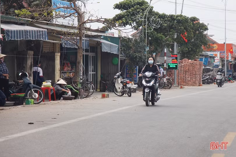 “Nam thanh, nữ tú” đầu trần chạy xe máy trên đường ven biển Hà Tĩnh