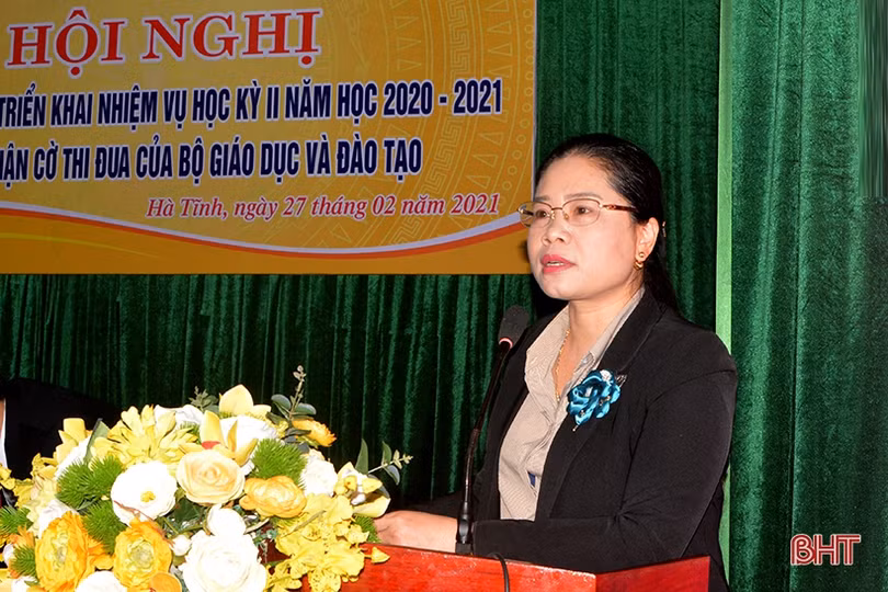 Sở GD&ĐT Hà Tĩnh đón nhận cờ dẫn đầu phong trào thi đua “Đổi mới, sáng tạo trong dạy và học”