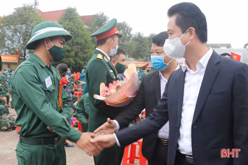 Lễ giao quân ở Hà Tĩnh hoàn thành nhanh gọn, chú trọng phòng dịch