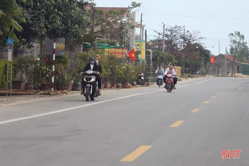 “Nam thanh, nữ tú” đầu trần chạy xe máy trên đường ven biển Hà Tĩnh