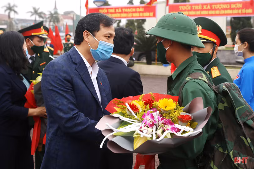 Tân binh Hà Tĩnh náo nức, tự hào lên đường tiếp bước cha anh