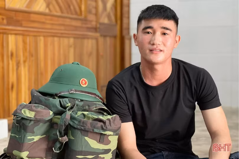 Những tân binh Hà Tĩnh “gác bút nghiên” lên đường tòng quân