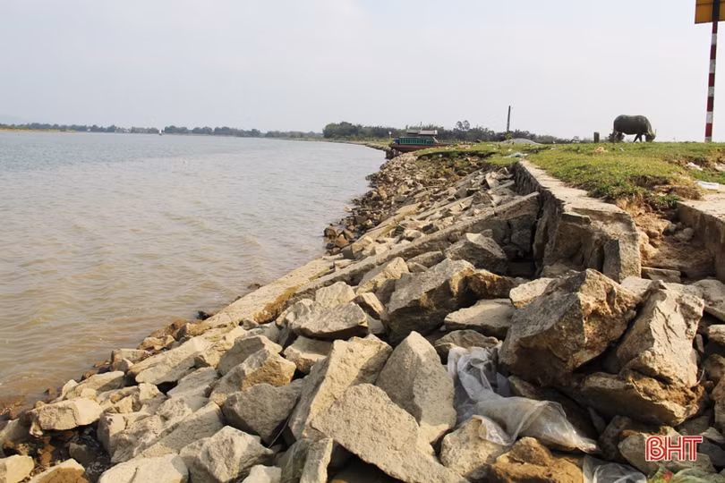Sông Lam, đoạn qua Hà Tĩnh: “Từ nhà ra sông giờ chỉ còn khoảng 30m”