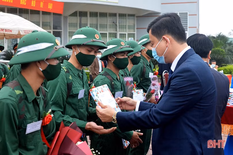 Lễ giao quân ở Hà Tĩnh hoàn thành nhanh gọn, chú trọng phòng dịch