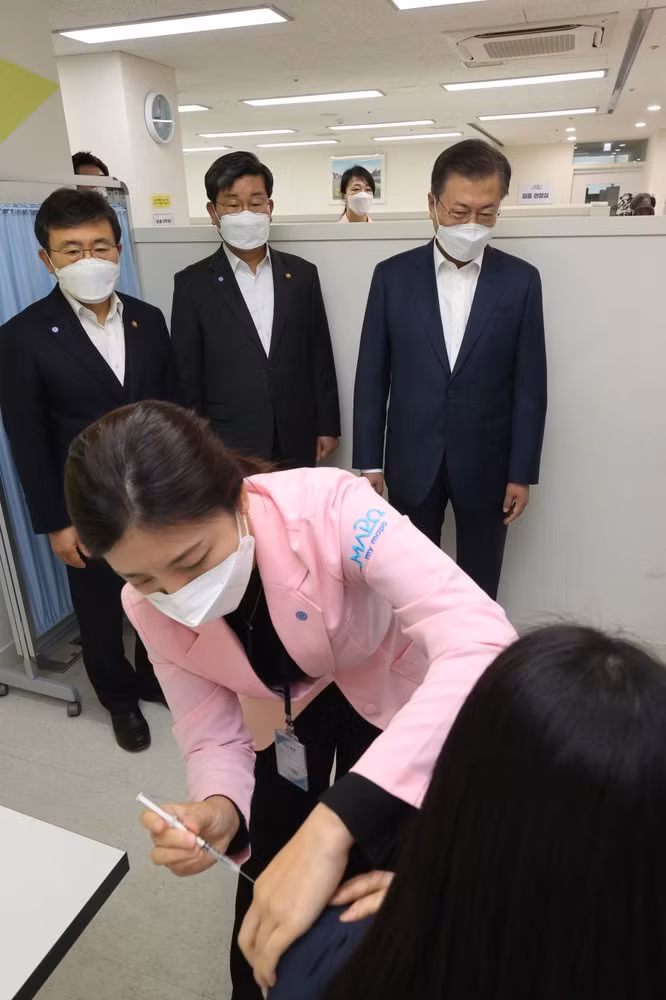 Người dân Hàn Quốc đi tiêm vaccine ngừa Covid-19