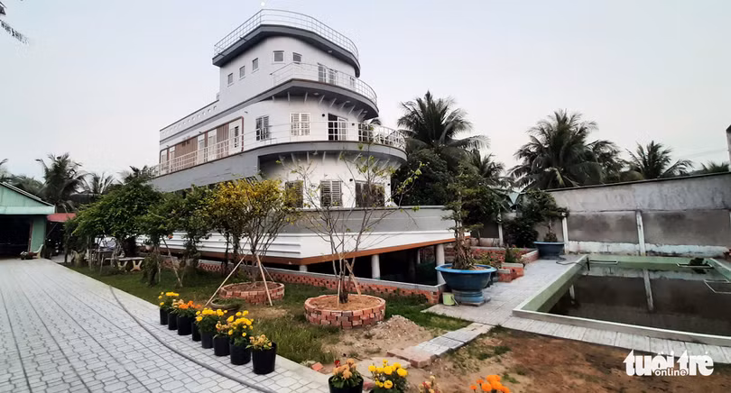 Quá mê du thuyền, nông dân miền Tây chi 5 tỉ đồng xây ‘nhà du thuyền’ độc đáo