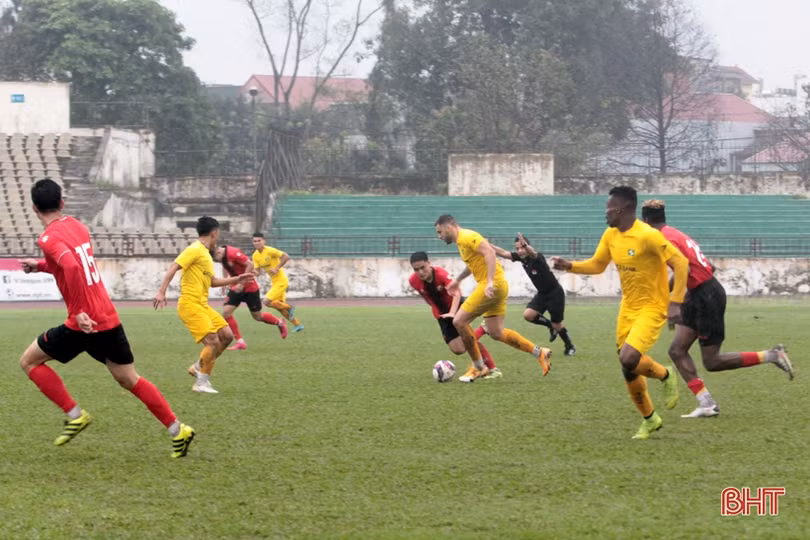 Hồng Lĩnh Hà Tĩnh hòa Sông Lam Nghệ An trong trận giao hữu trên sân Vinh 