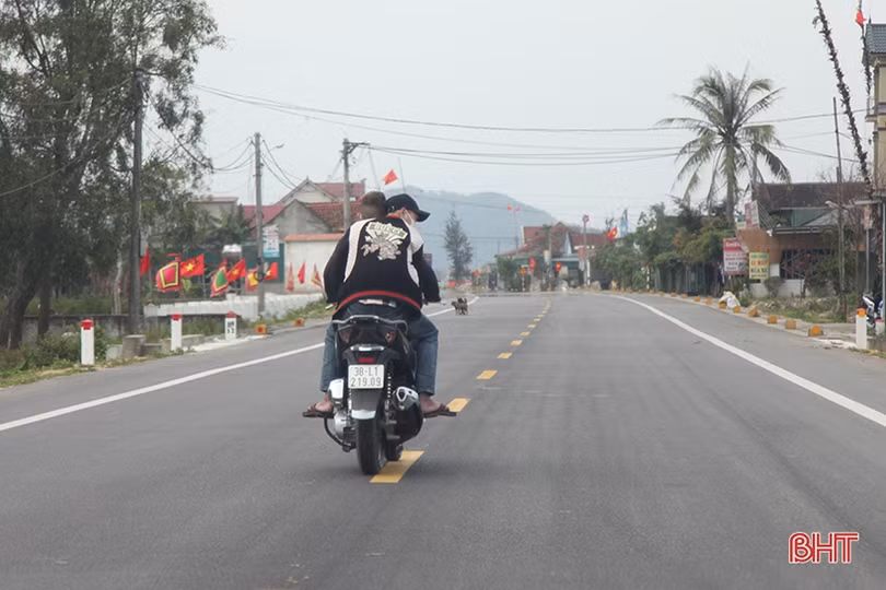 “Nam thanh, nữ tú” đầu trần chạy xe máy trên đường ven biển Hà Tĩnh
