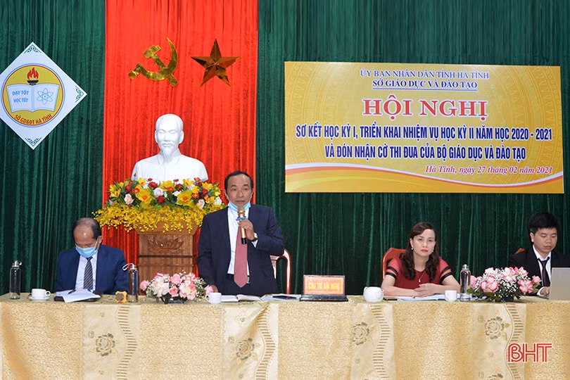 Sở GD&ĐT Hà Tĩnh đón nhận cờ dẫn đầu phong trào thi đua “Đổi mới, sáng tạo trong dạy và học”