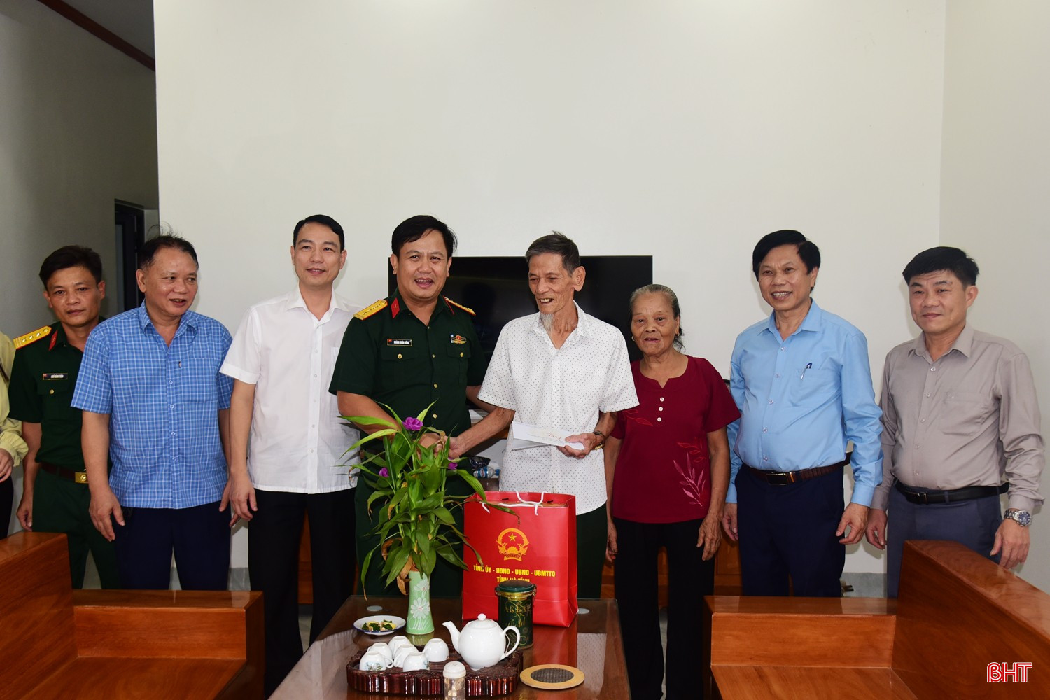 Đoàn thăm hỏi gia đình ông Lê Quang Đáng (SN 1944, ở thôn Đức Hương, xã Thượng Đức - thương binh 32%).