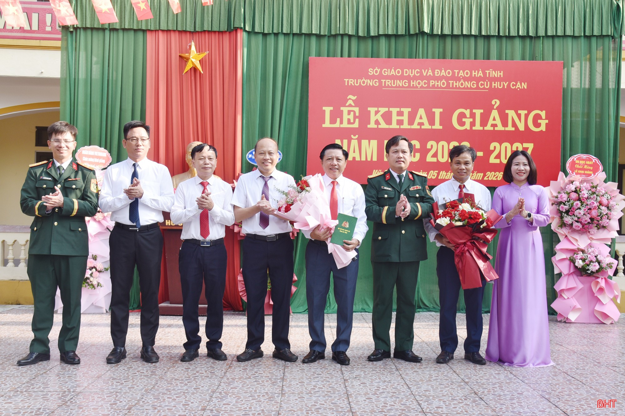 Đại tá Hoàng Xuân Đông tặng hoa chúc mừng Trường THPT Cù Huy Cận nhân dịp khai giảng.