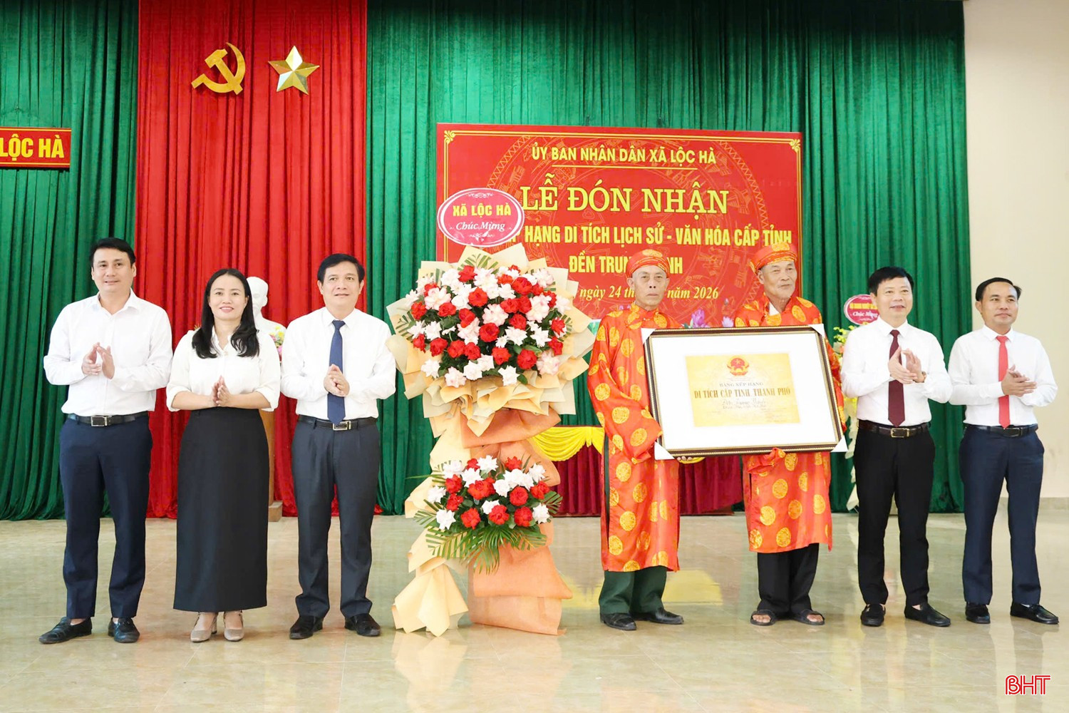 Ông Nguyễn Công Thành - Phó Giám đốc Sở VH-TT&amp;DL Hà Tĩnh trao bằng công nhận Di tích lịch sử, văn hóa cấp tỉnh Đền Trung Thịnh.