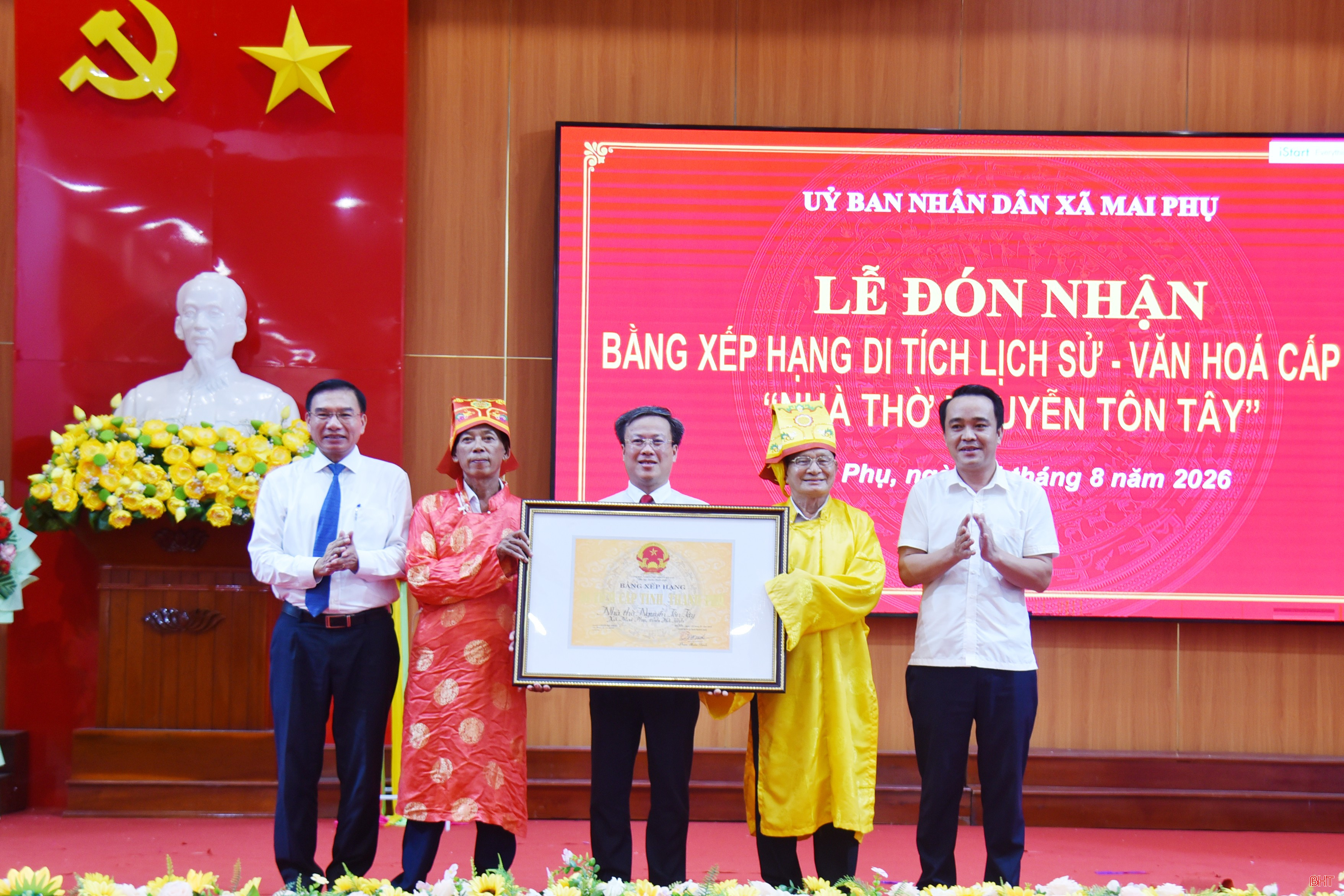 Ông Trần Xuân Lương - Phó Giám đốc Sở VH-TT&amp;DL Hà Tĩnh trao bằng xếp hạng cho lãnh đạo xã Mai Phụ và đại diện dòng họ Nguyễn Trọng.