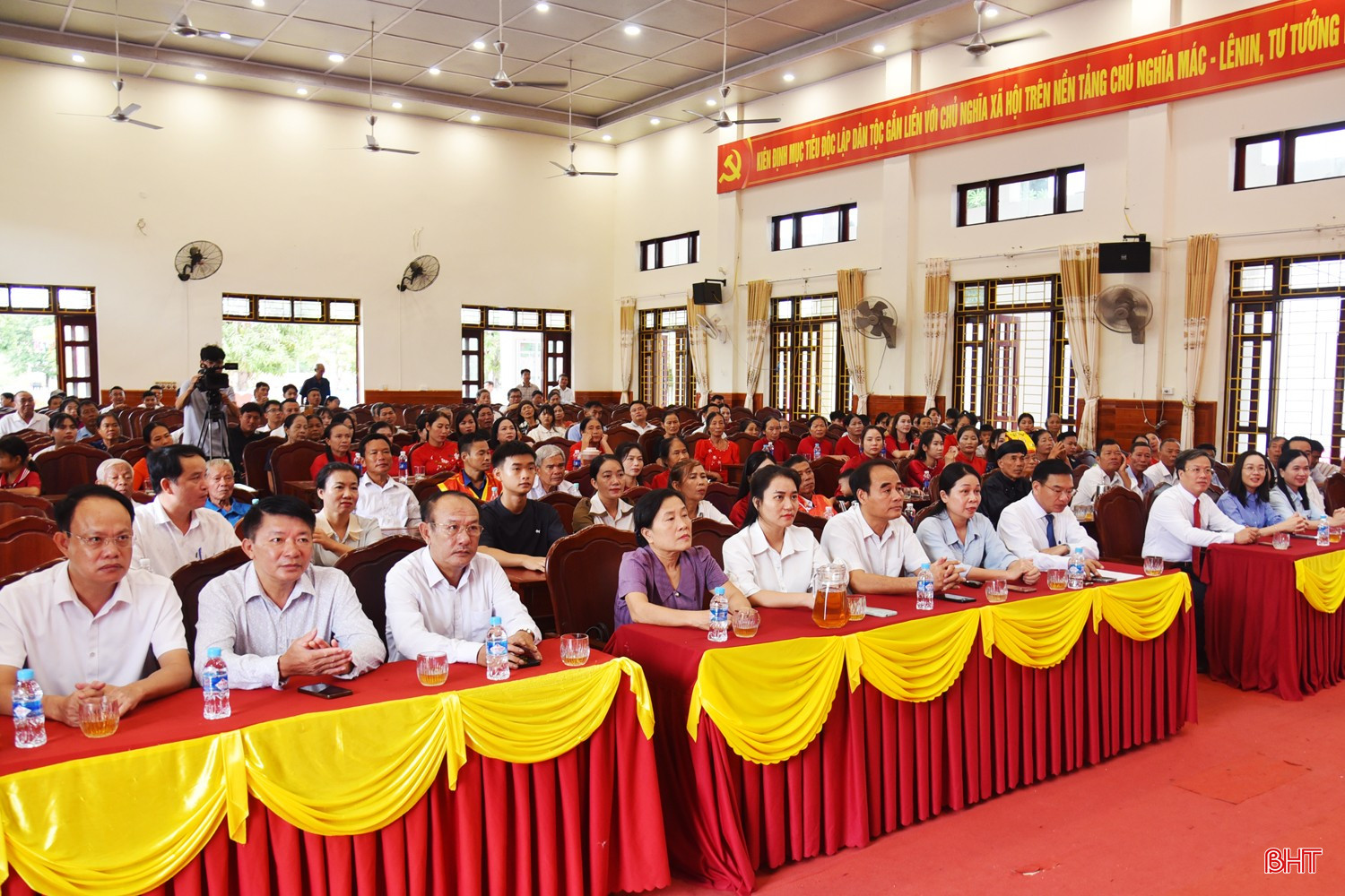 Đại diện các sở, ban, ngành và đông đảo con cháu, Nhân dân đến dự lễ.